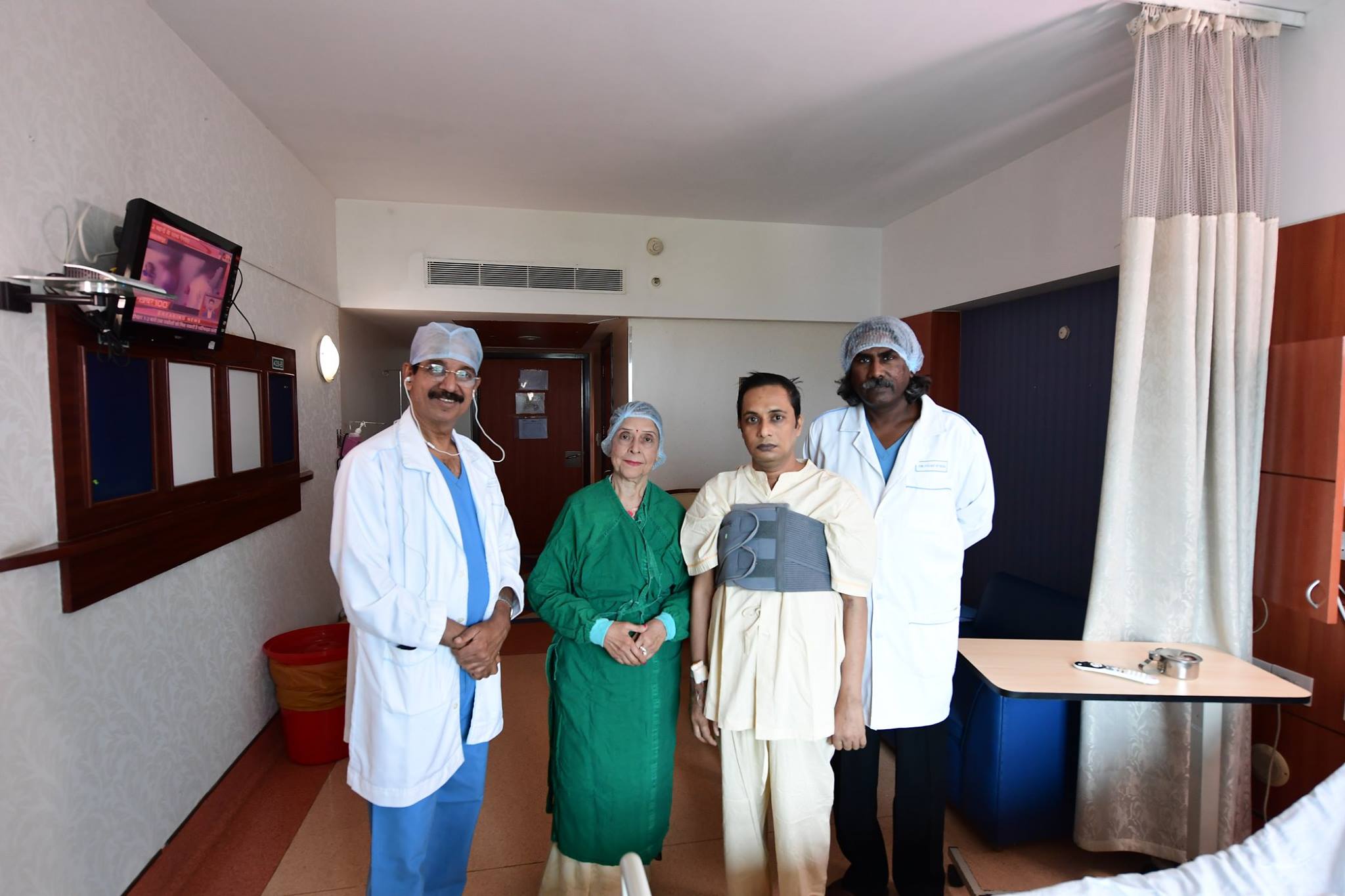 السيدة سومان راميش تولسياني مع الدكتور باندا والدكتور فيجاي دي سيلفا ومتلقي زراعة القلب في مستشفى القلب الآسيوي - باندرا ، بعد الانتهاء بنجاح من الجراحة وخروج المريض.
