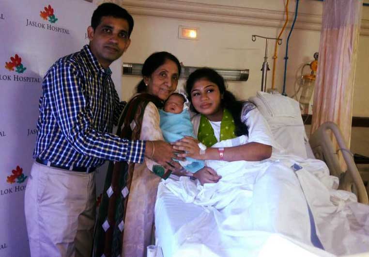 إندياس يرضع طفلًا يبلغ من العمر 32 عامًا هارشا شاه في مومباي سلمته الدكتورة إنديرا هندوجا